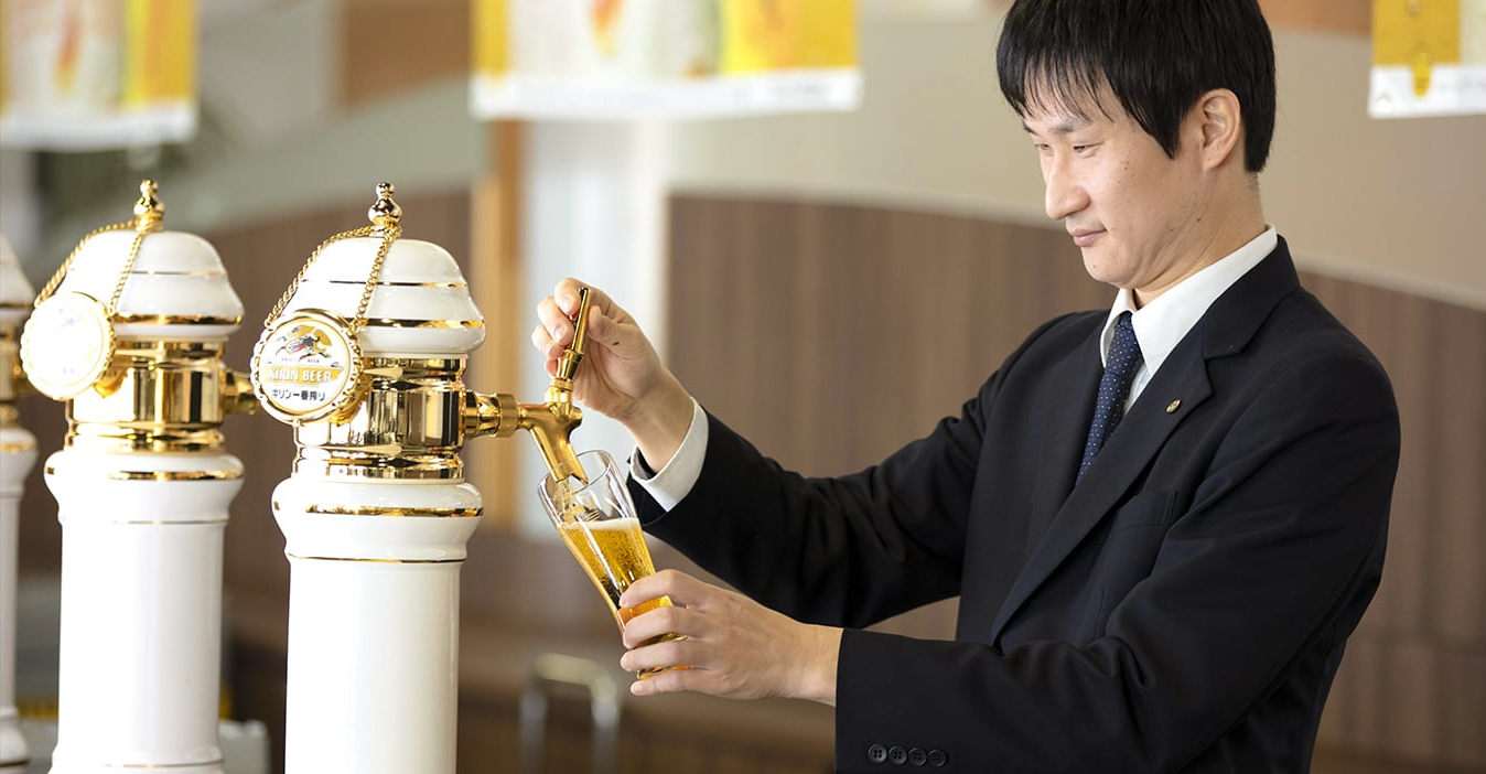 キリンビール神戸工場の試飲の様子